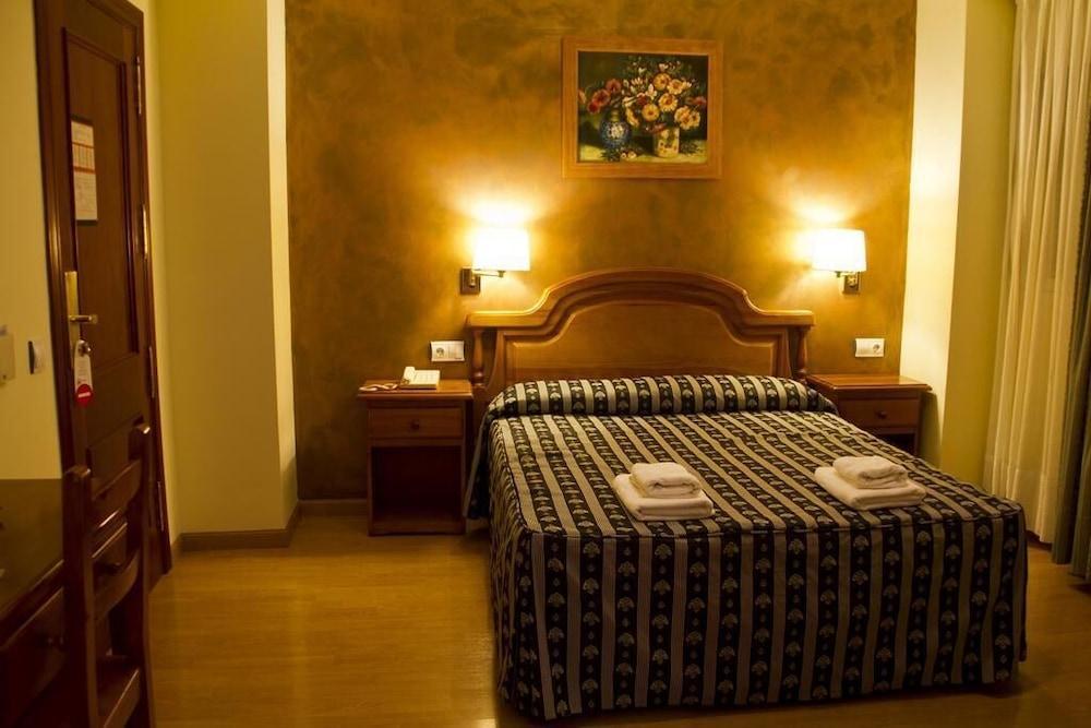 Hotel Clemente Barbastro Extérieur photo