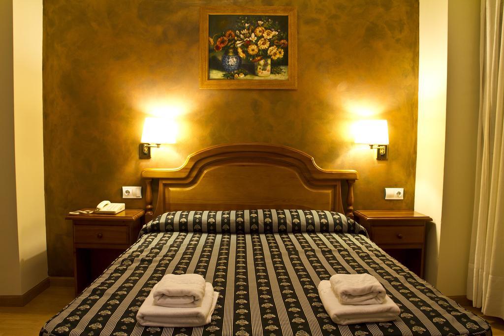 Hotel Clemente Barbastro Extérieur photo